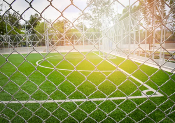 钢笼前景与绿草运动户外足球 — 图库照片