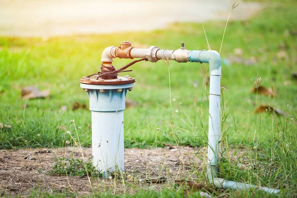 Grundwasserbrunnen mit PVC-Rohr und System elektrischer Tiefbrunnen — Stockfoto