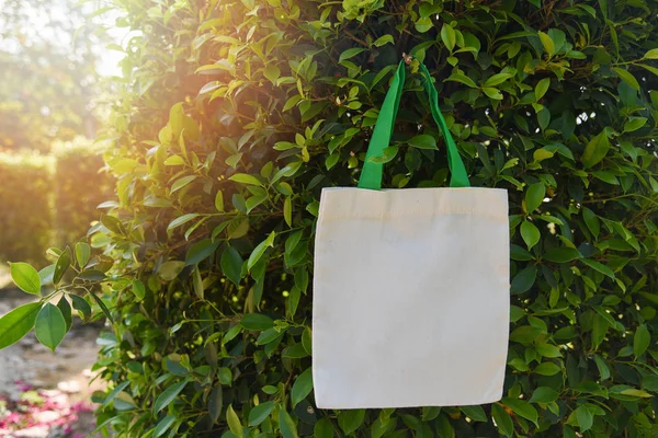Bolso de compras de tela eco bolso de tela de lona blanca en verde le — Foto de Stock