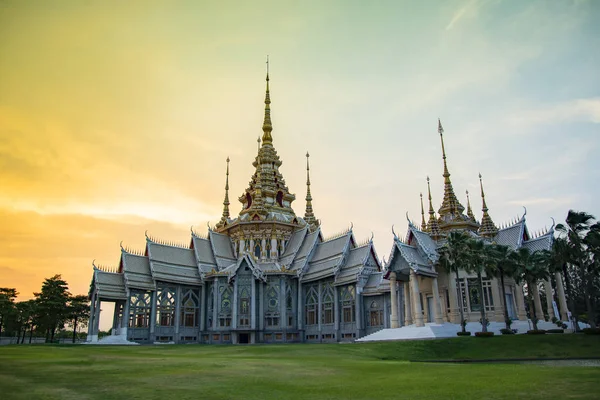 Belo templo tailandês colorido céu crepúsculo por do sol — Fotografia de Stock