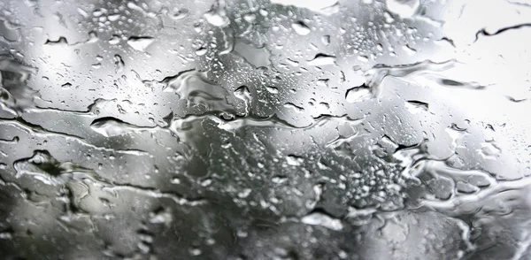 Gotas de chuva em vidro / dia chuvoso janela de vidro com água cai um — Fotografia de Stock