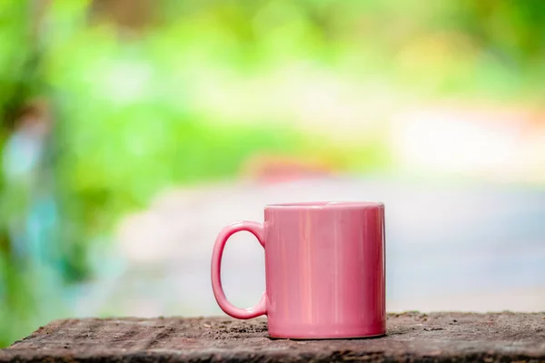 Yaz doğa yeşil ve bağırma ile eski ahşap üzerine seramik kahve fincanı — Stok fotoğraf