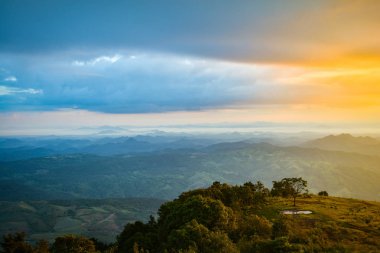 Sunrise tepe dağ doğa güzel manzara renkli gökyüzü