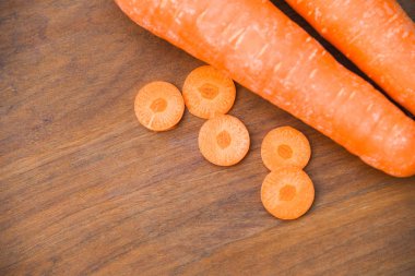 top görünümü taze havuç ve ahşap arka plan havuç dilimleri 