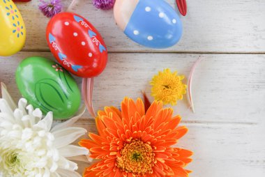 Dekorasyon coloerful çiçek gerbera ve chrysan ile Paskalya yortusu yumurta