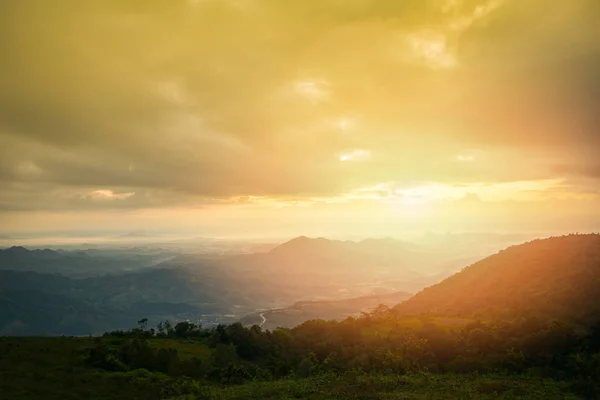 Lever ou coucher de soleil sur vue colorée sur colline montagne nature lan — Photo