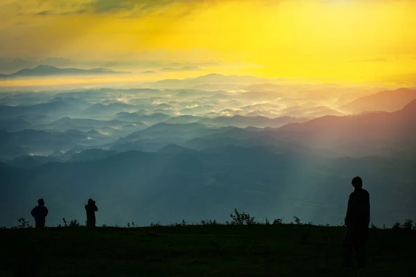 Homme randonneur réussi sur la montagne du sommet et beau lever de soleil — Photo