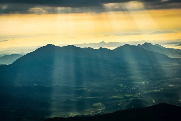 Чудовий ландшафтний схід сонця на горі з променями сонячного світла — стокове фото