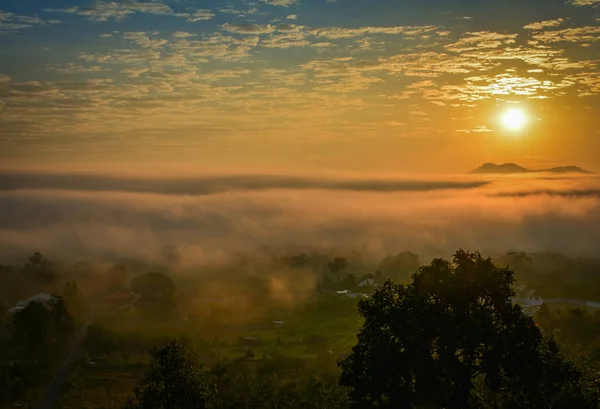 Niebla amanecer durante el invierno hermosa mañana con cubierta brumosa — Foto de Stock