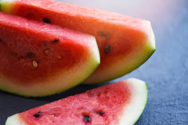 Close up de fatia de fruta melancia no fundo escuro — Fotografia de Stock