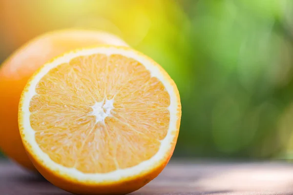 Narancssárga gyümölcs szelet felét a nyári természet háttér — Stock Fotó