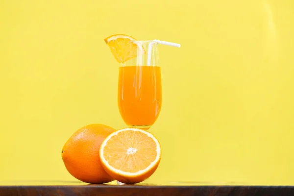 Jus d'orange verre d'été avec morceau de fruits orange avec ba jaune — Photo