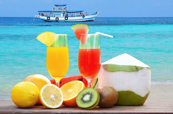 Lato sok szkło zdrowej żywności / wielu dojrzałych owoców mieszane na — Zdjęcie stockowe