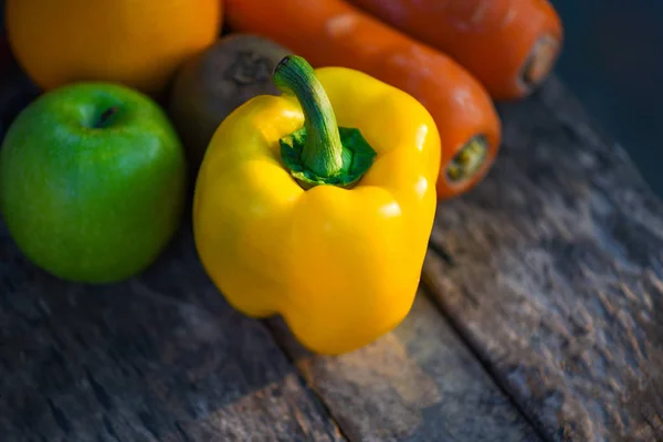 Stillleben Frucht mit gelber Paprika grüne Apfelkarotte orange — Stockfoto