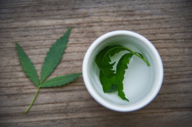 Ahşap artalan esrar yaprak bitki esrar bitkisel fincan çay