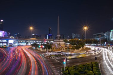 Cityscape alacakaranlık zafer anıtının ışık gece trafik ile 
