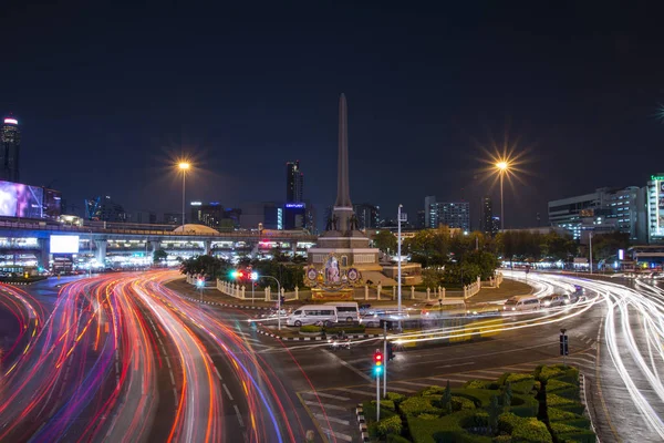 Cityscape λυκόφως της μνημείο της νίκης με κίνηση φως τη νύχτα — Φωτογραφία Αρχείου