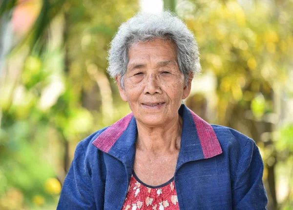 Vieille femme asiatique citoyen grand-mère âgé grave vivant dans le — Photo