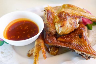 Asya tarzı ile plaka yemek sosu doğranmış tavuk ızgara