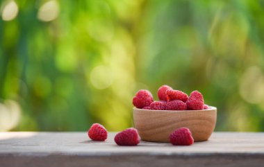 Taze ahududu ahşap kase / kırmızı ahududu meyve kadar yakın 