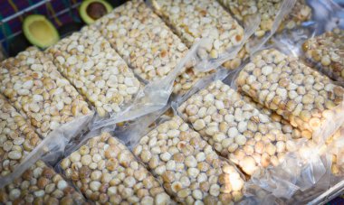 Taze macadamia fıstığı paketi plastik torba boşlukta sa için soyulmuş.