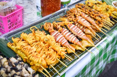 Izgara kalamar şiş ızgara sokak gıda Satılık sopa