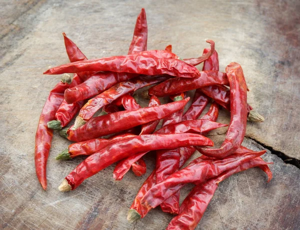 Torkade chili röd på gamla trä bakgrund — Stockfoto