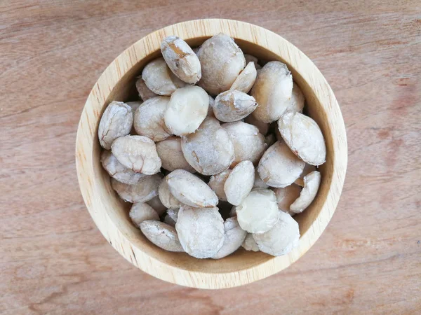 Sacha Inchi ou inca amendoim / estrela inca sementes descascadas em madeira bo — Fotografia de Stock
