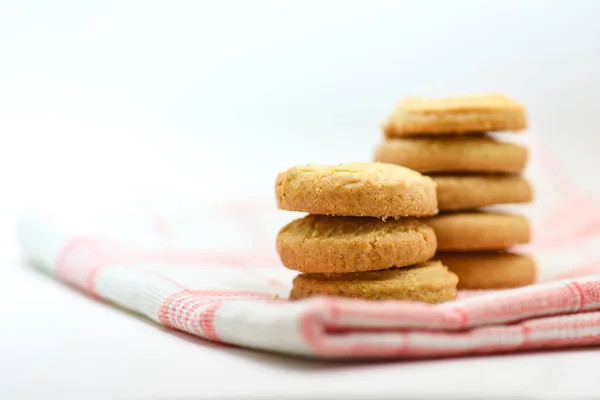 Печенье с маслом на скатерти на белом фоне — стоковое фото
