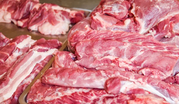 Carne de porco crua para venda no mercado — Fotografia de Stock