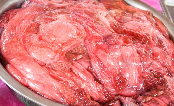 Placenta animal de vaca para comida estranha no nordeste tailandês — Fotografia de Stock