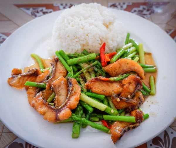 Stir fried fish crispy and asparagus cooked rice on plate — Stock Photo, Image
