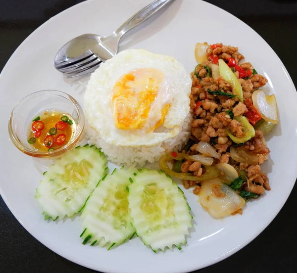 Hot and spicy stir fried holy basil minced pork and fried egg — Stock Photo, Image