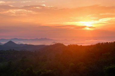 Asya güzel gökyüzü gündoğumu manzara ile sis sis TH tepede