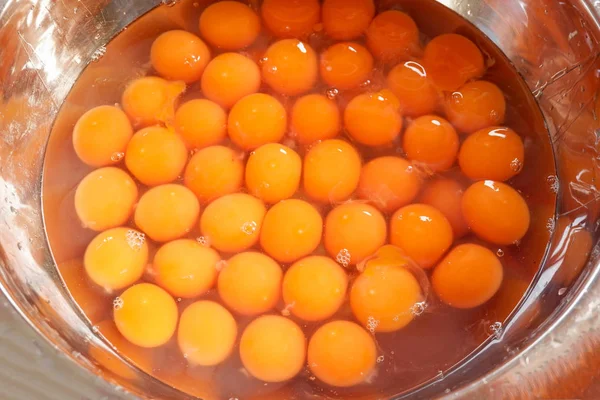 Gemas de ovo amarelas na tigela para cozinhar alimentos ou sobremesa — Fotografia de Stock