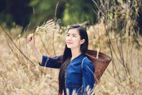 Mujer agricultora de Asia en el campo de hierba naturaleza / Retrato de hermosa — Foto de Stock