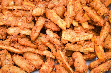 Kızarmış muz ile susam üzerinde tepsi üzerinde sokak gıda Tayland asi