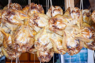 Kurutulmuş balık yerel Lao Gıda için kuru güneş ahşap asmak