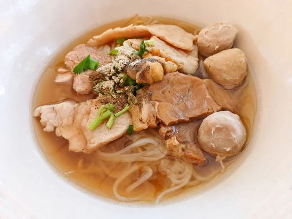 Boliche de sopa de macarrão com bola de carne de porco e legumes tradicionais — Fotografia de Stock