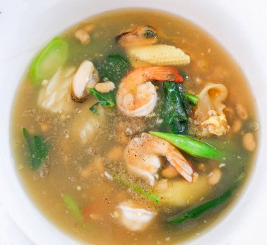 Kızarmış noodle ile deniz ürünleri Karides midye domuz eti ve lahana sebze 