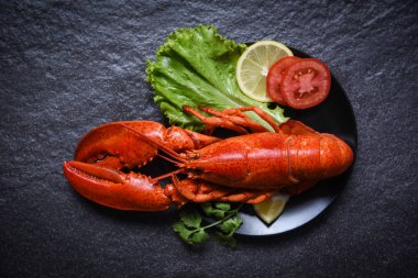 Istakoz tabak deniz ürünleri limon salatası marul sebze ve 