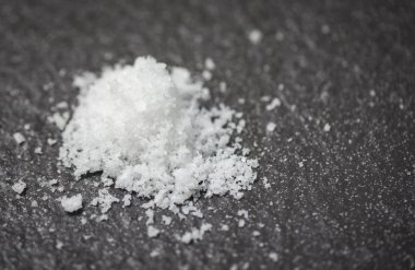 Koyu arka planda beyaz tuz yığını 