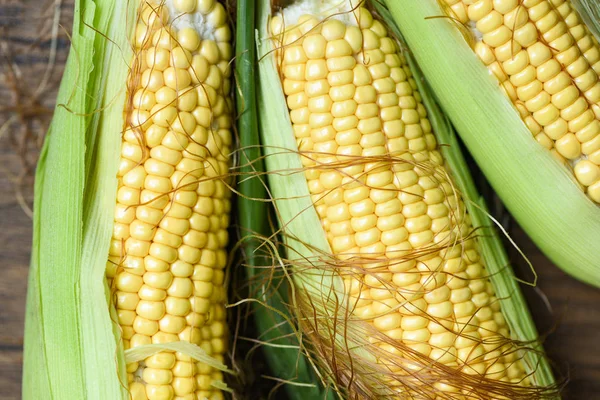 Rustik ahşap masada koçanı ve tatlı Mısır kulakları taze mısır 