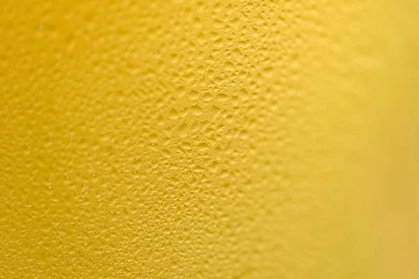 Bulles de bière verre gros plan de tasse de bière avec goutte d'eau sur textu — Photo