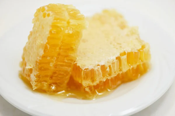 Čerstvý med/uzavřete žlutý sladký plátek na bílém — Stock fotografie