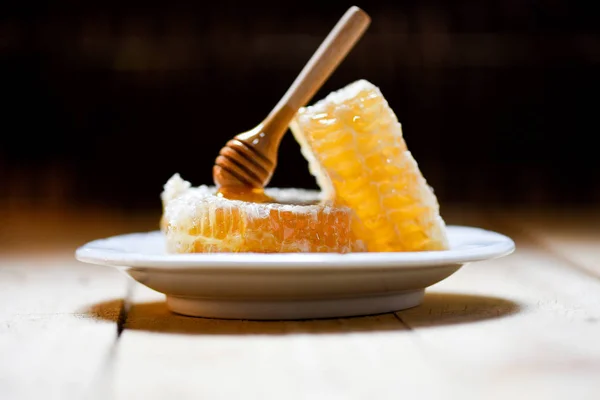 Fresh honey healthy food yellow sweet honeycomb slice with woode — Stock Photo, Image