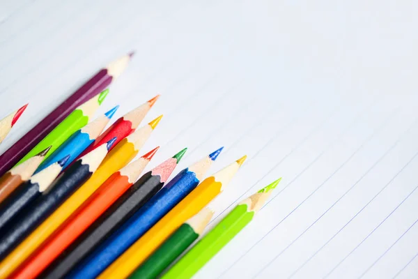 Conjunto de lápices de colores en cuaderno de papel blanco de vuelta a la escuela y ed — Foto de Stock