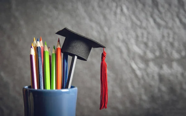 Éducation et concept de retour à l'école avec plafond d'obtention du diplôme sur penc — Photo