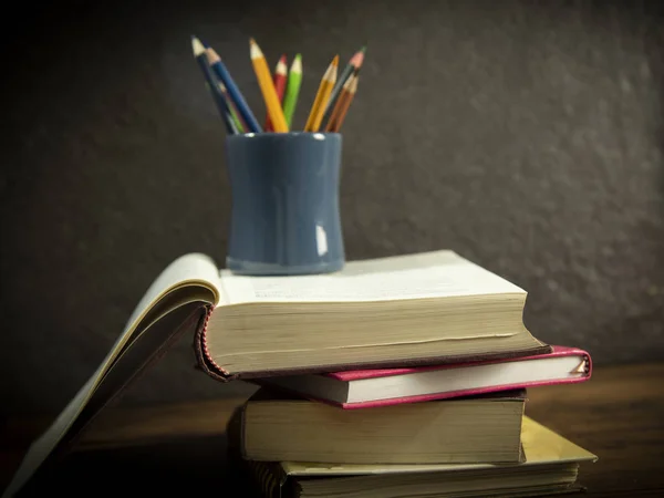 Stilleven boek in bibliotheek met potloden kleur in een potlood geval — Stockfoto