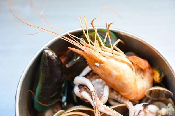 Shellfish seafood plate with shrimps prawns mussel squid ocean g — Stock Photo, Image